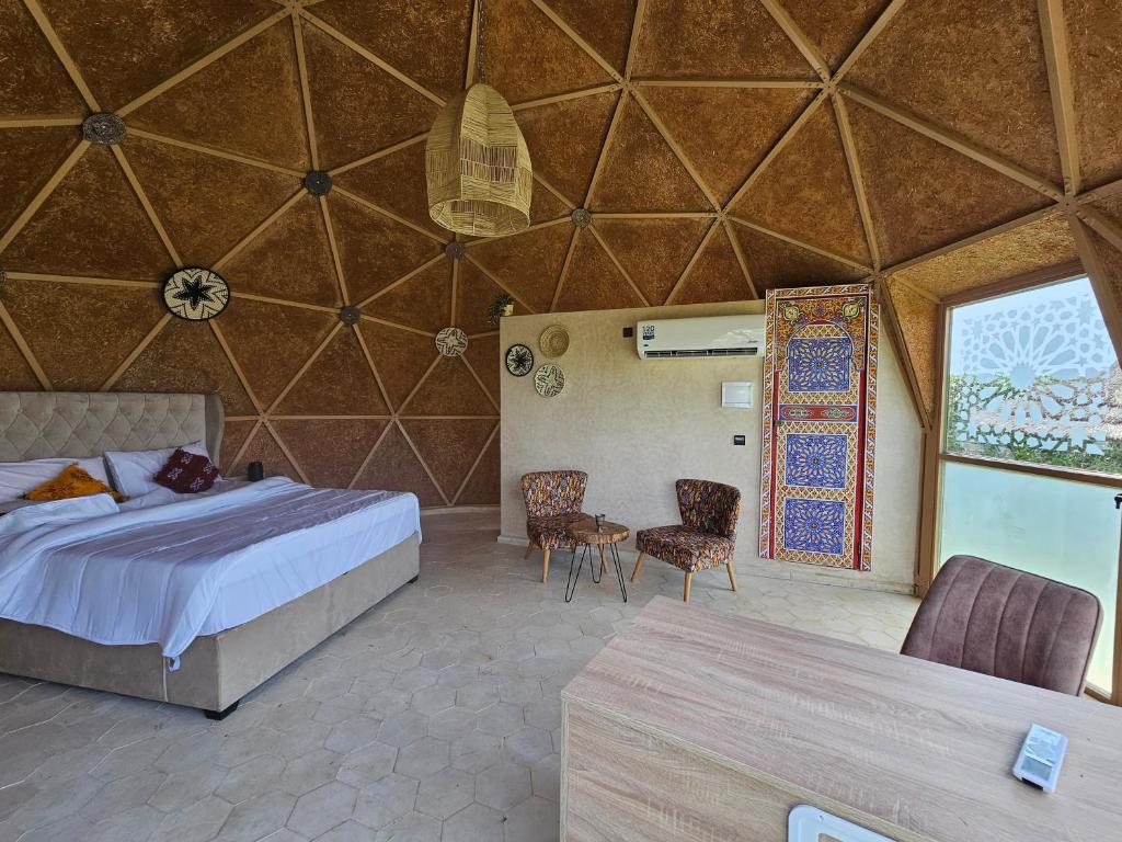 Intérieur de la suite dôme géodésique avec porte marocaine