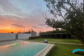 Piscine extérieure au coucher du soleil avec vue sur le jardin, Bougainvilla Retreat Mohammedia