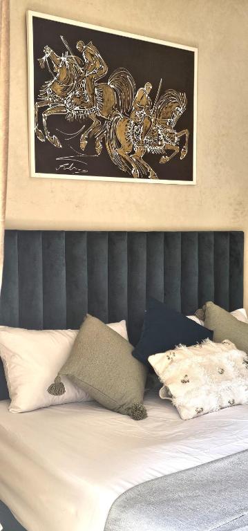 Chambre avec œuvre représentant des cavaliers marocains au-dessus du lit